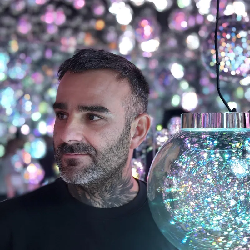 Julien Jimenez, expert SEO français et conférencier, en portrait.